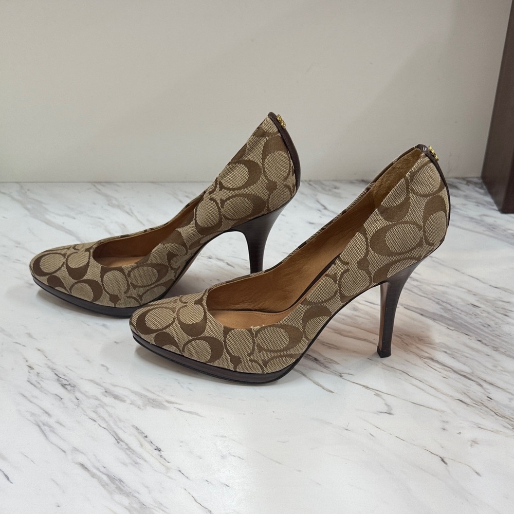 Coach Signature Pattern Tan Heels - Picture 3 of 6